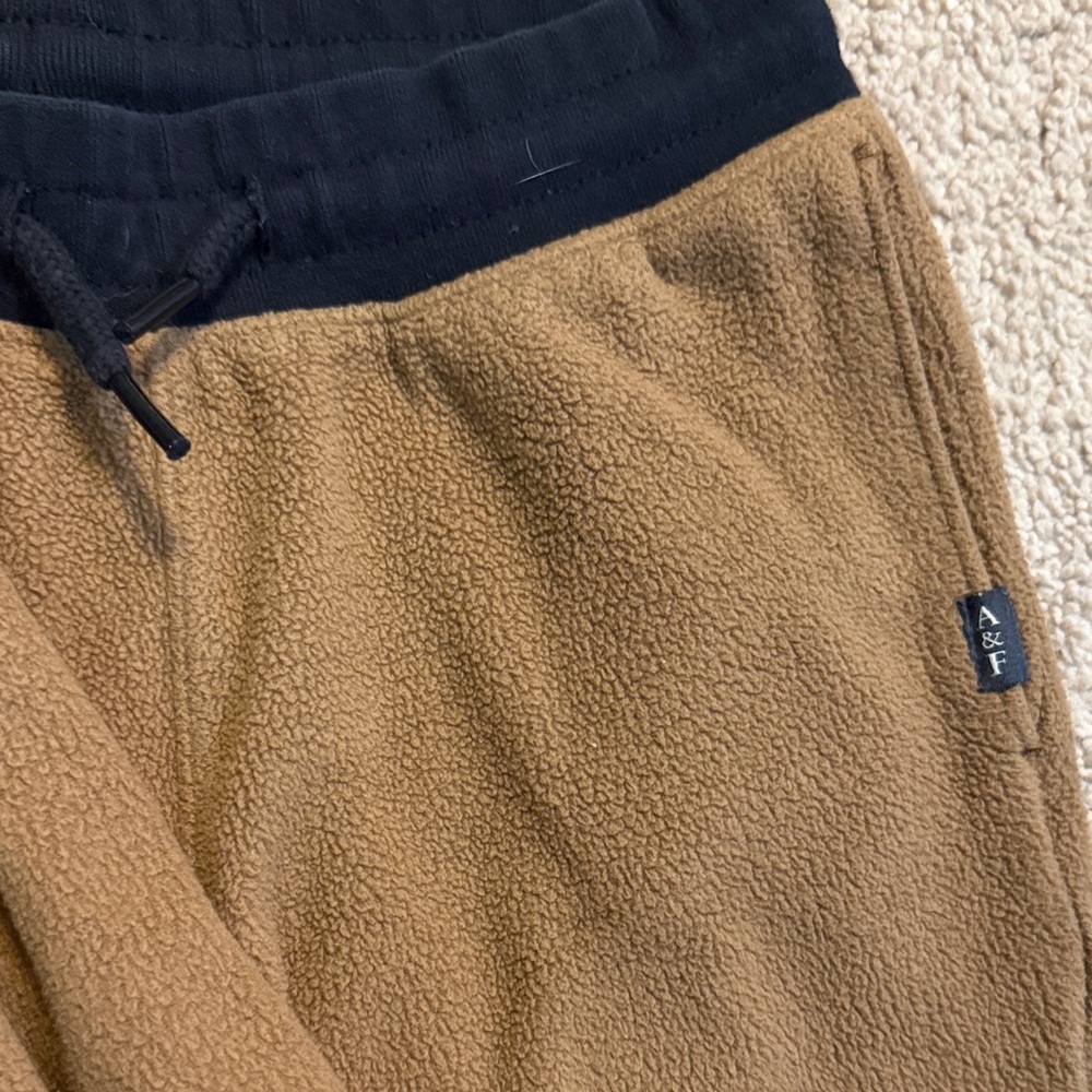 Abercrombie Kids cozy fleeceTan Jogger Set size 9/10 - Picture 3 of 3